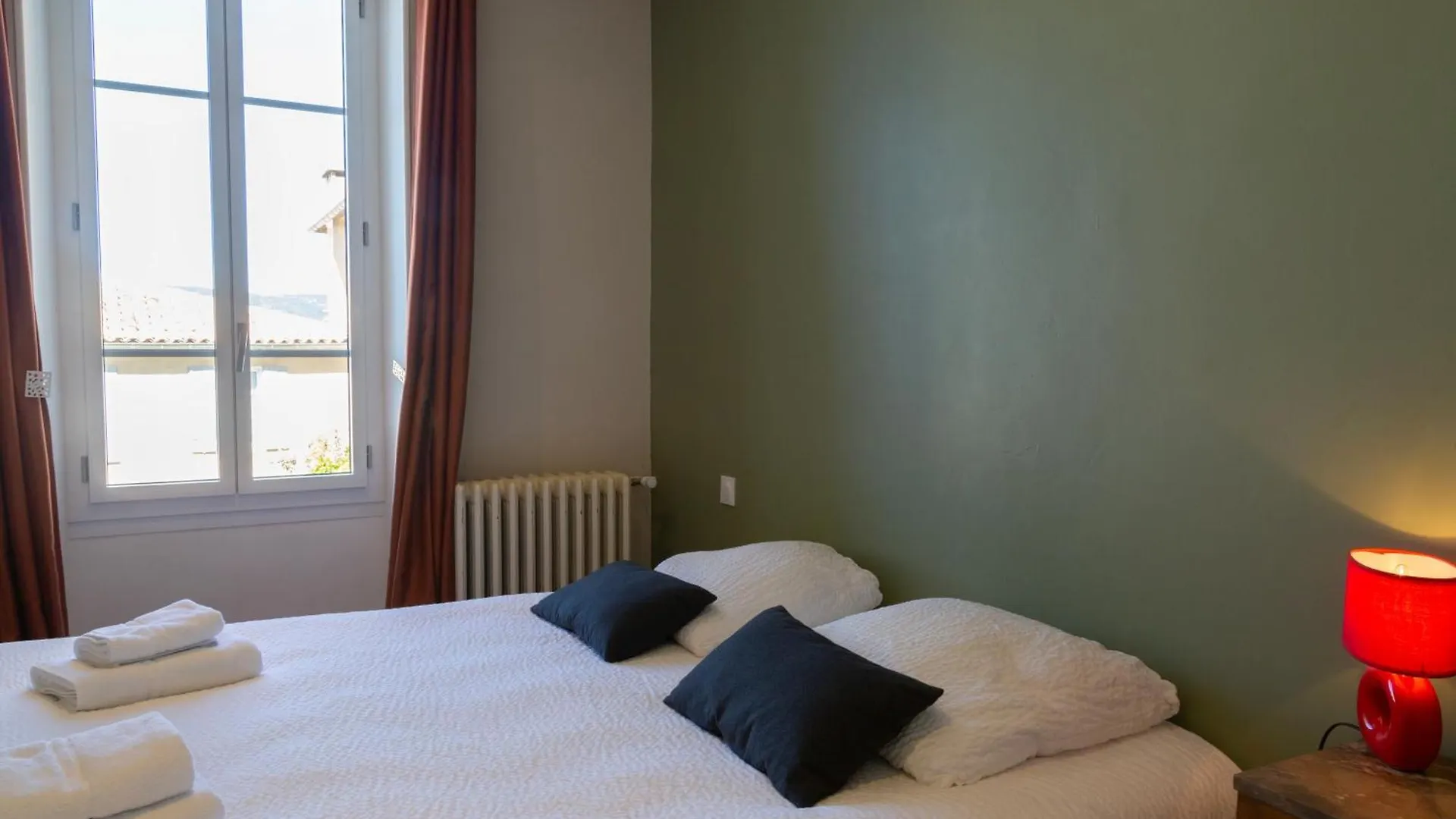 Logis Hotel Restaurant Le Louvre 萨路特德沃克吕兹