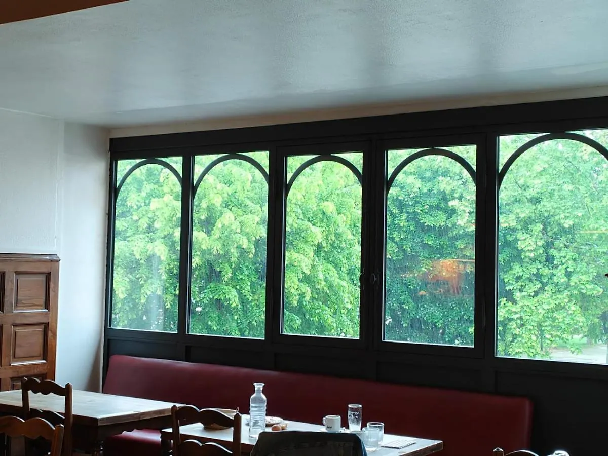 **  Logis Hotel Restaurant Le Louvre Sault Frankreich